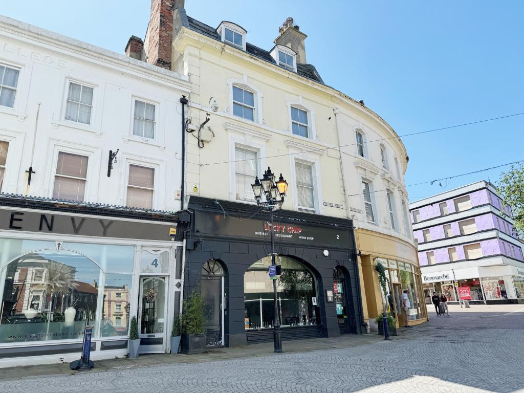 Lot: 4 - TOWN CENTRE FLAT FOR INVESTMENT - View of the main building